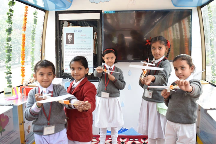 small-children-showing-victory-sign