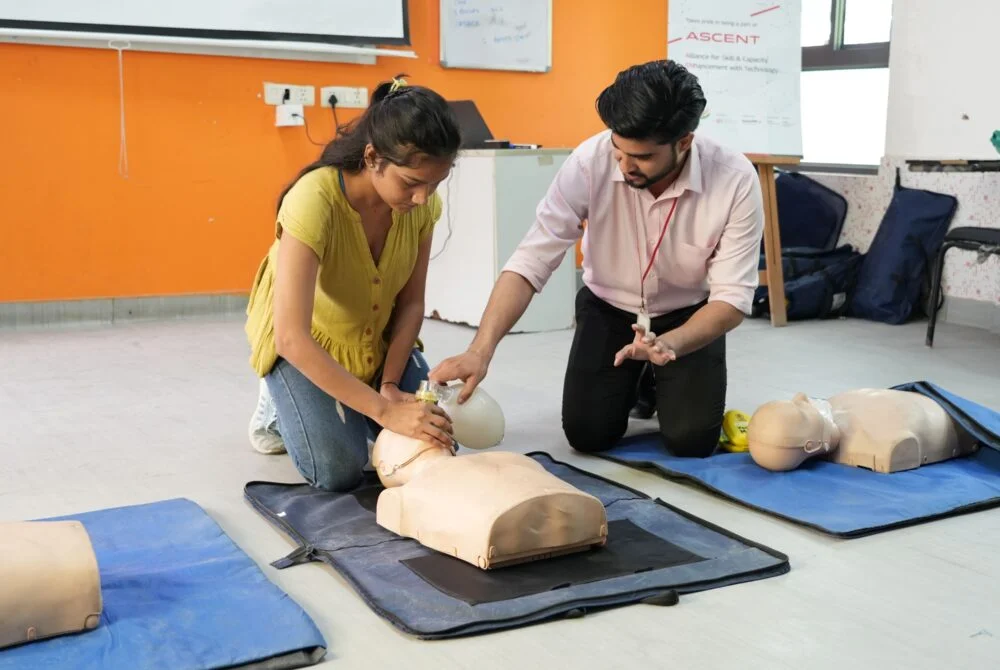 teacher-teaching-student-oxgen-in-demo-body