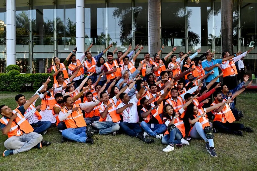 small-children-showing-victory-sign