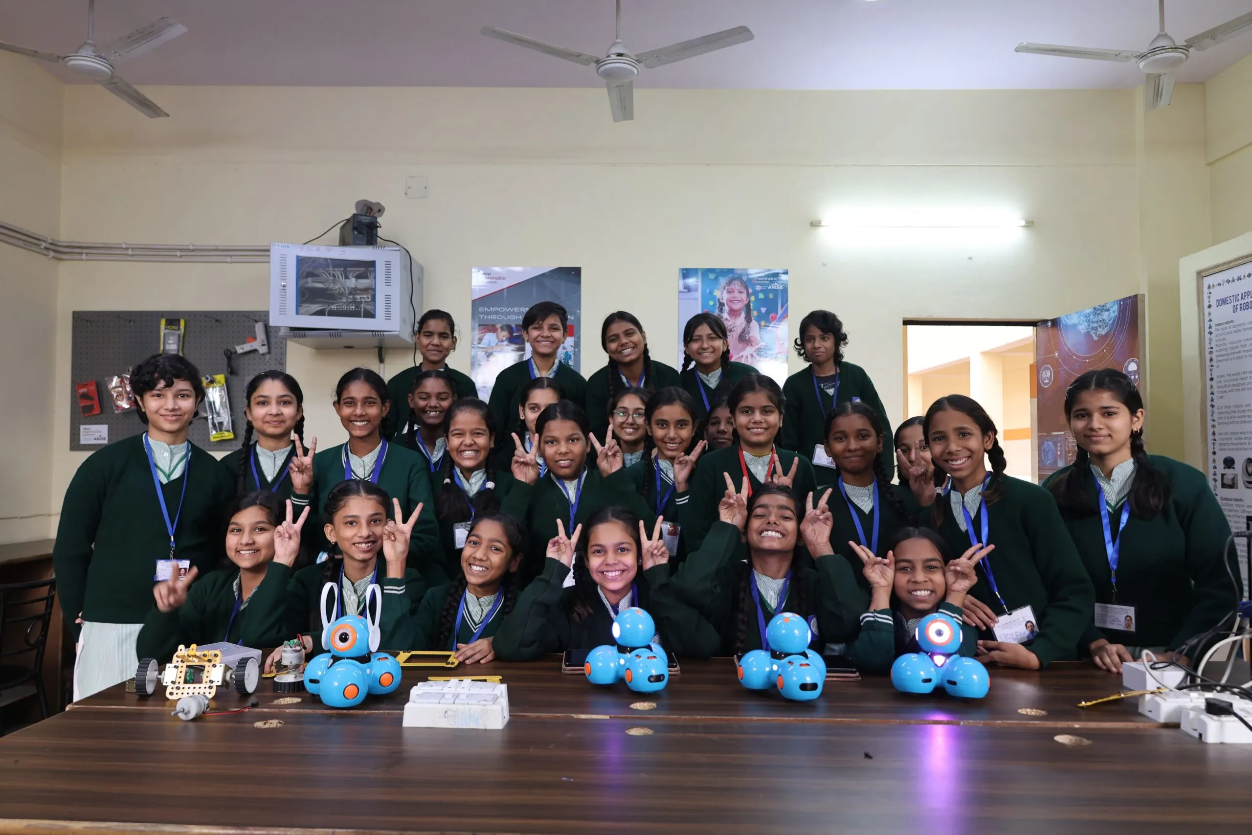 small-children-showing-victory-sign