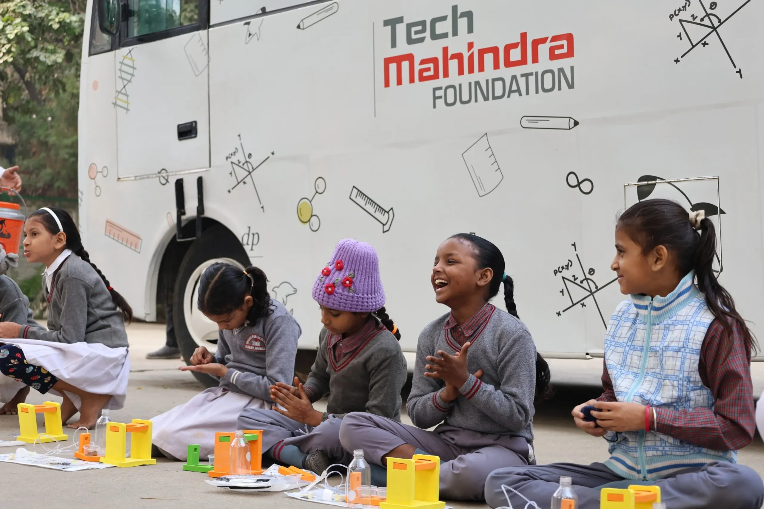 small-children-showing-victory-sign