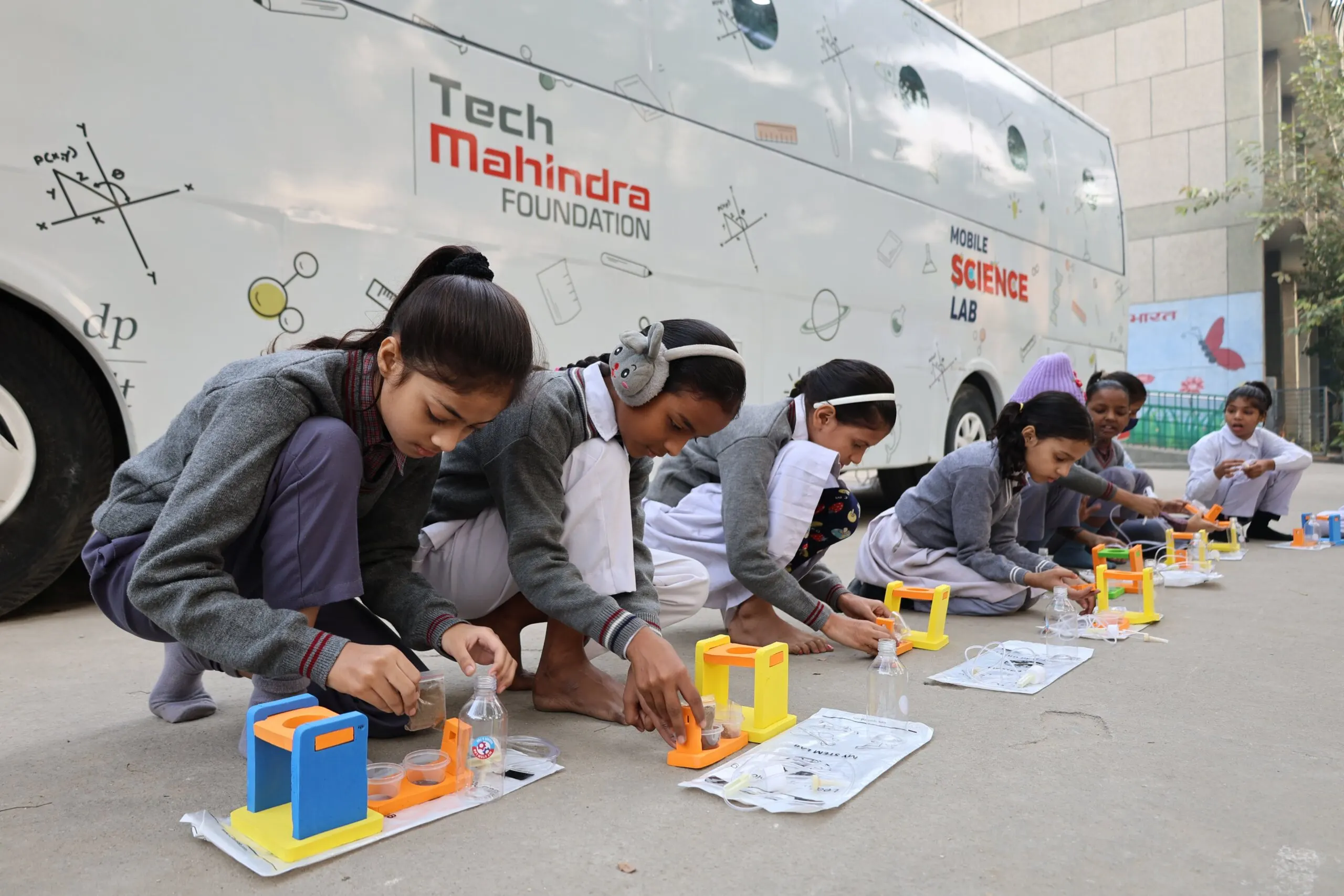 small-children-showing-victory-sign