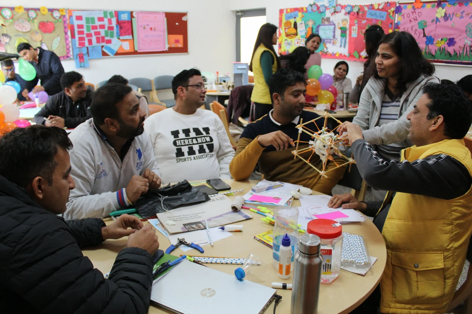 small-children-showing-victory-sign
