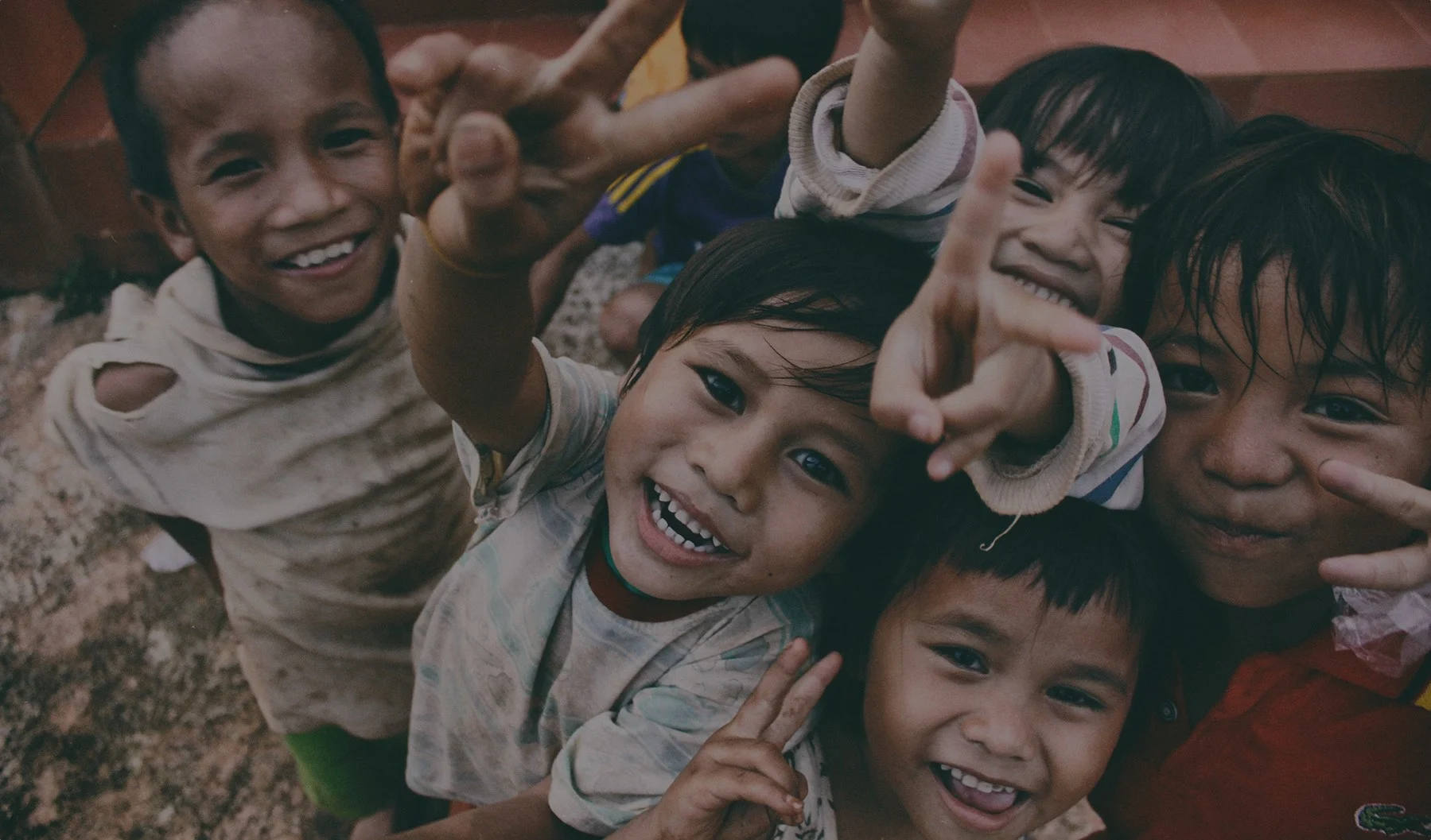 small-children-showing-victory-sign