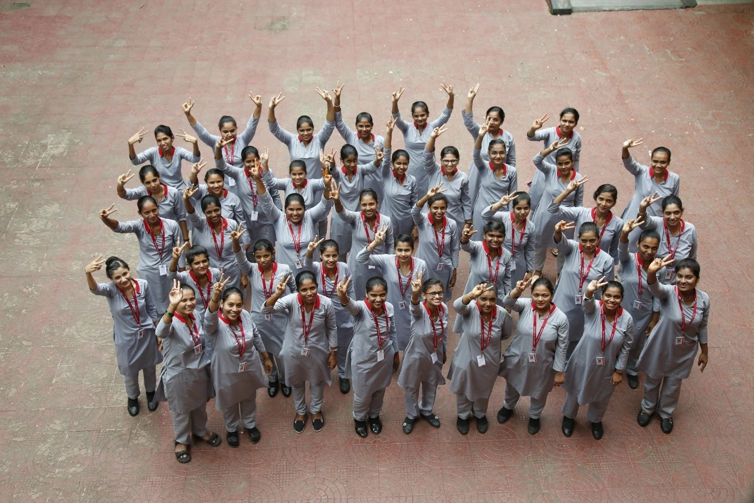 small-children-showing-victory-sign