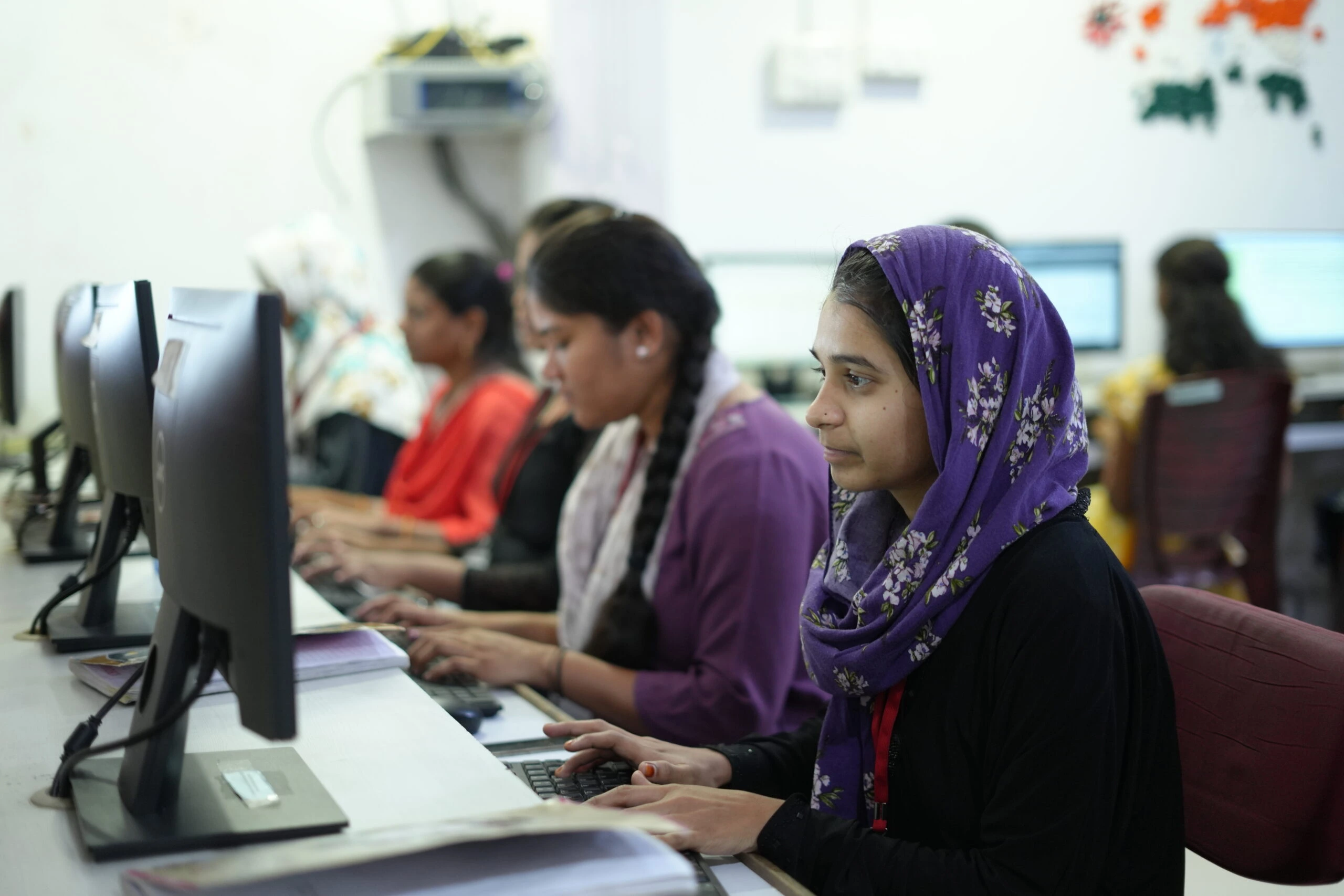 small-children-showing-victory-sign